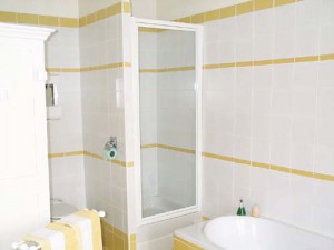 The yellow guest room : bathroom