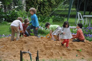 Un énorme tas de sable pour les enfants