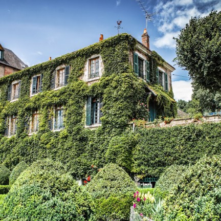The guest house seen from the Loire